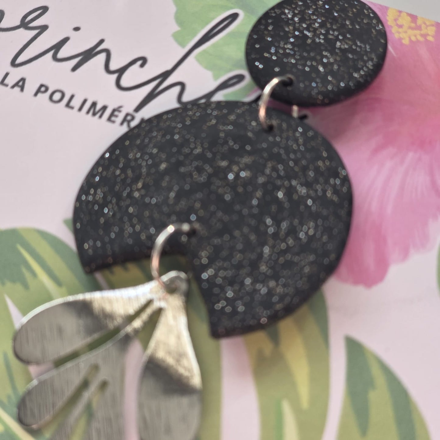 Hoja negra y plateado